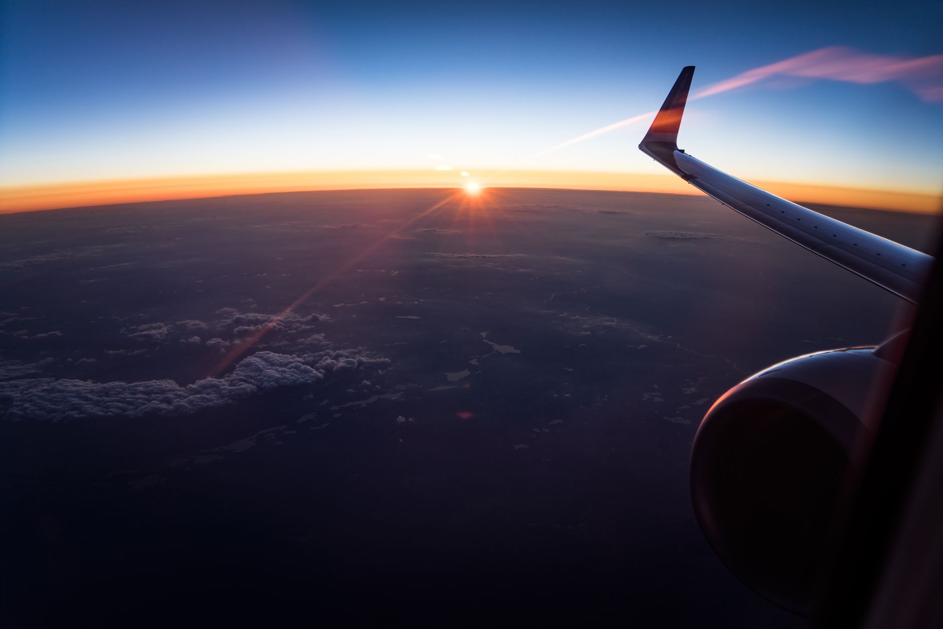 飛行機の翼の端にある「反り」の秘密：ウィングレットと翼端渦の力学