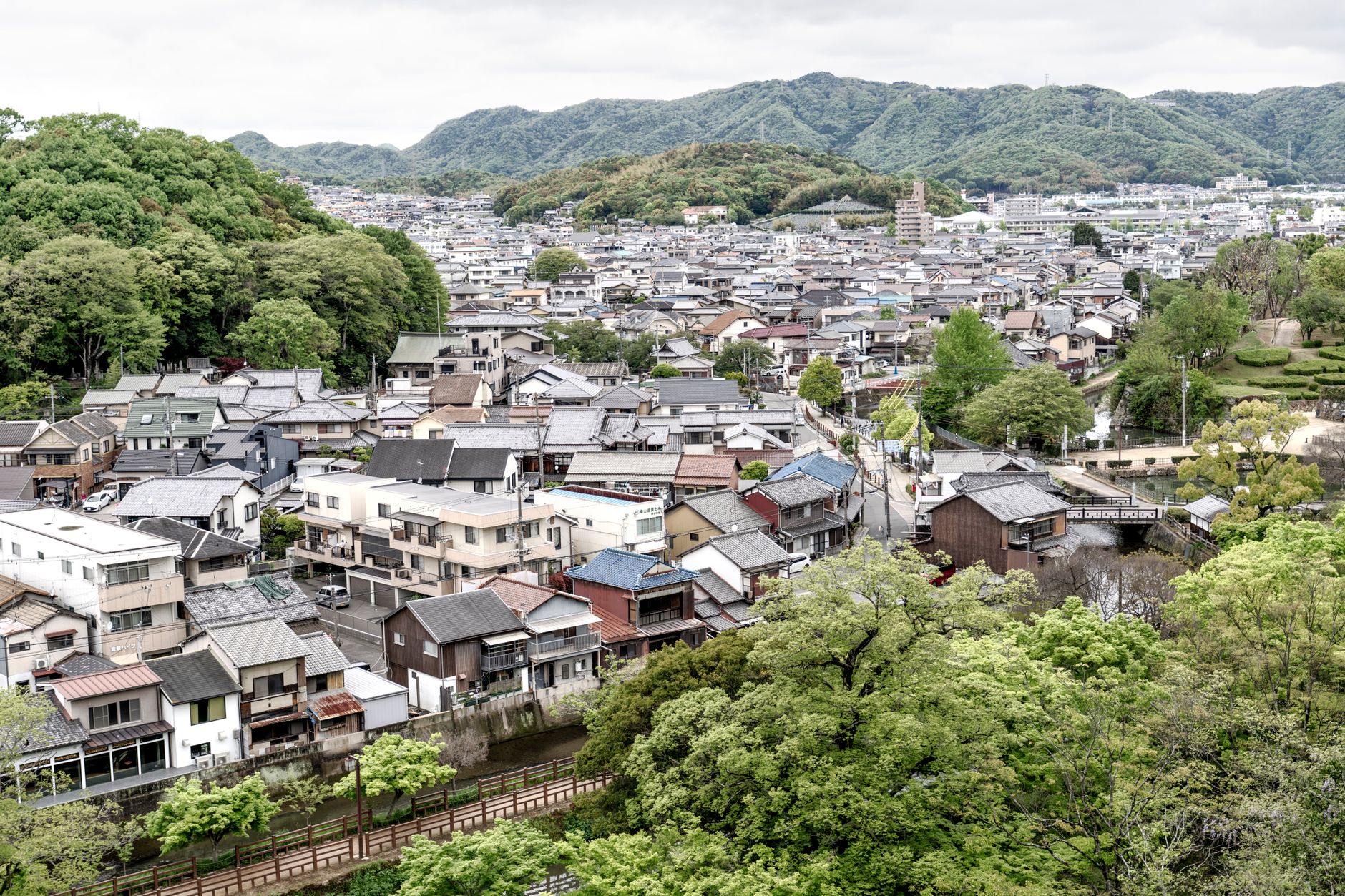 黄金と白銀の湯が湧く「有馬温泉」：日本最古の湯宿街の魅力と日帰り外湯巡りガイド