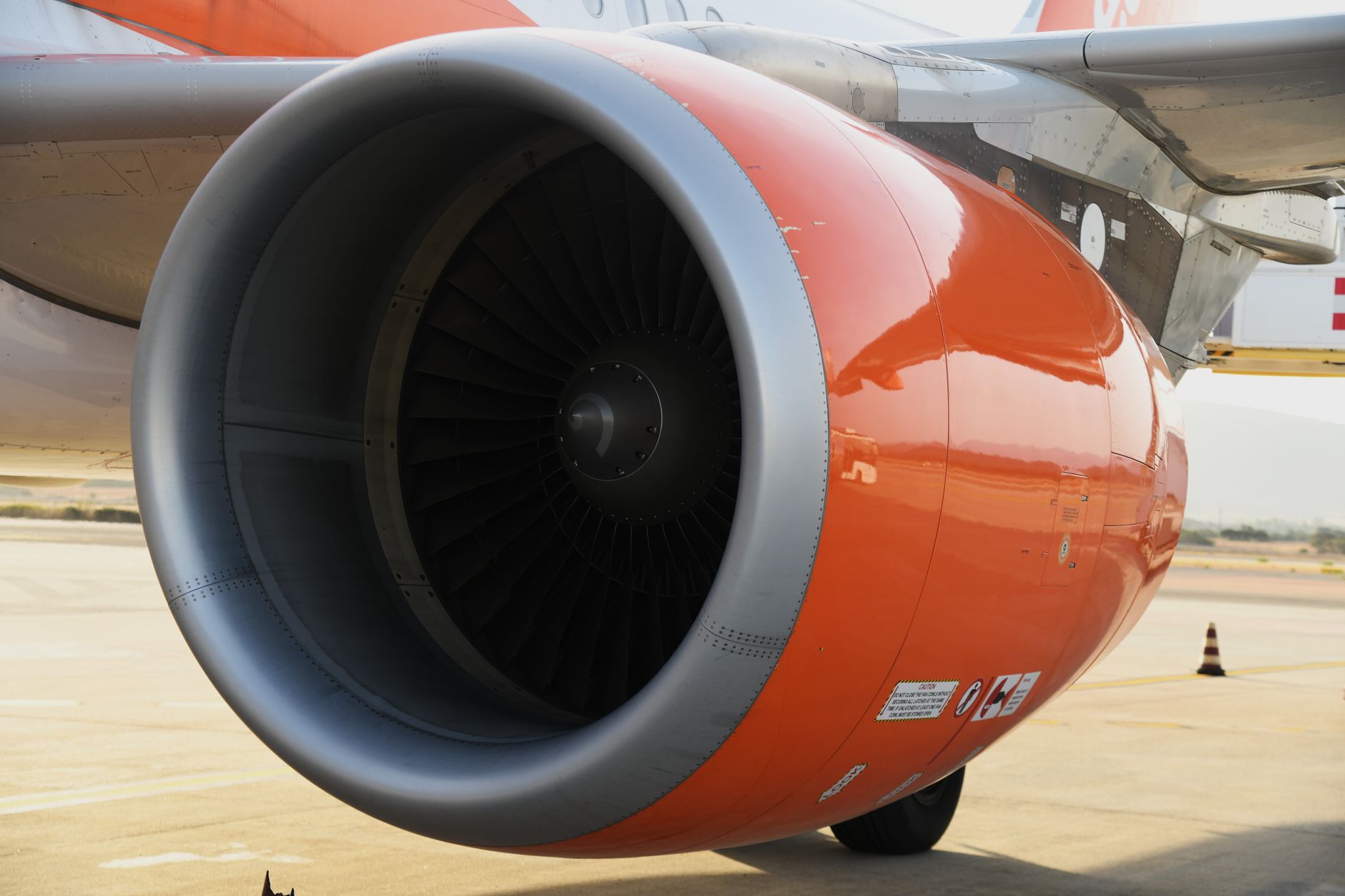 旅客機のエンジンが『太い』のには理由がある：バイパス比で紐解くターボファンの推進効率と流体力学