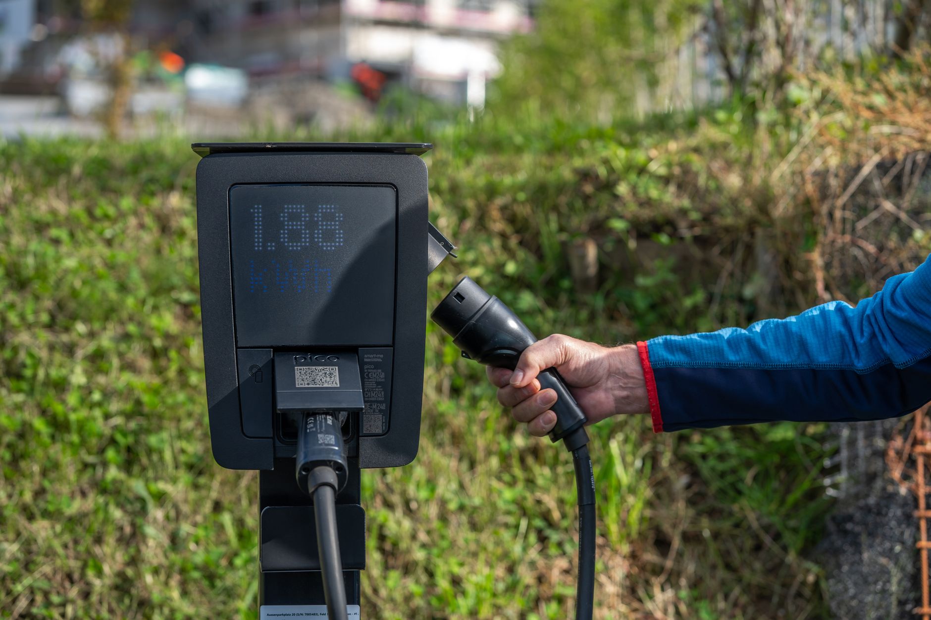 電気自動車を「走る蓄電池」にする：V2G（Vehicle-to-Grid）技術の仕組みと系統統合の課題