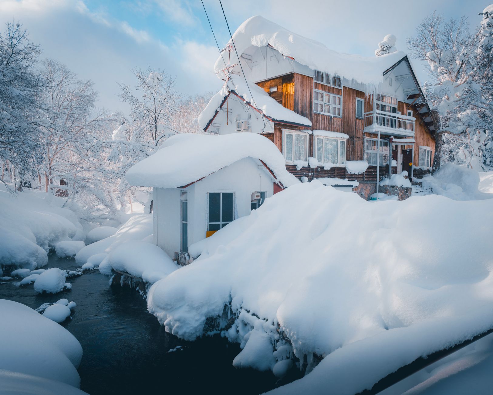 大正ロマンが息づく雪と光の街：銀山温泉の歴史とノスタルジックな温泉街散歩