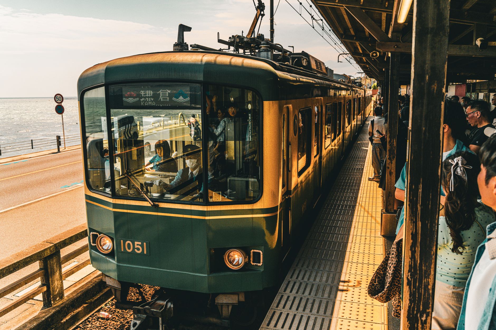 日本海と白神山地を抜ける絶景車窓！夏の五能線「リゾートしらかみ」の旅と途中下車の見どころ