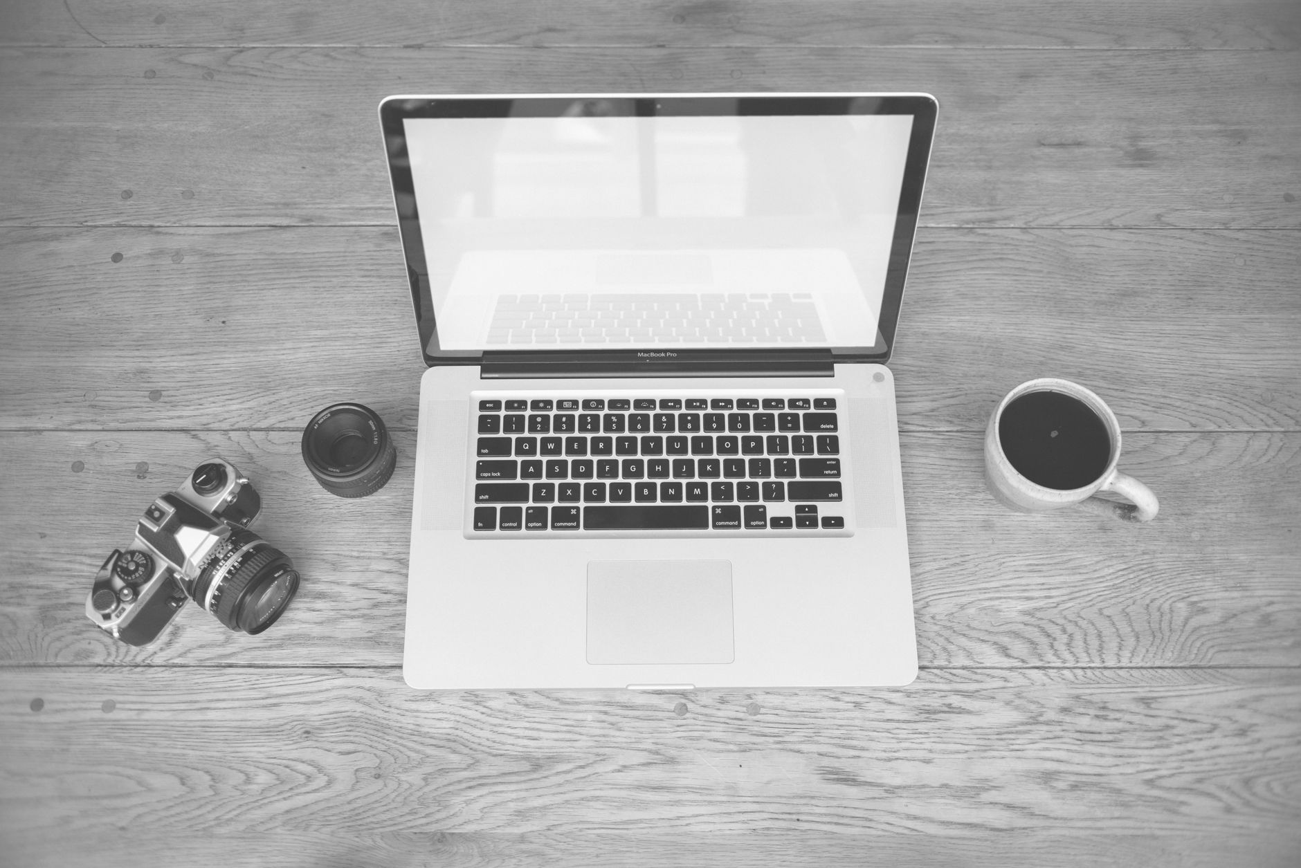 OllamaとLM StudioをMacで徹底比較：ローカルLLMの推論速度ベンチマークと最適設定