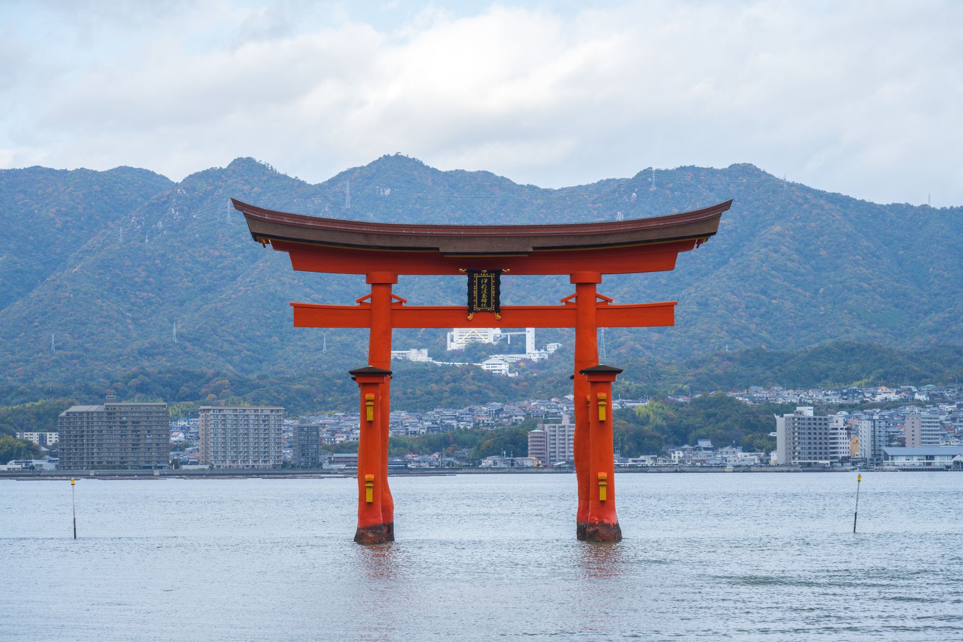 宮島・厳島神社：潮の満ち引きで表情を変える海上神殿の魅力
