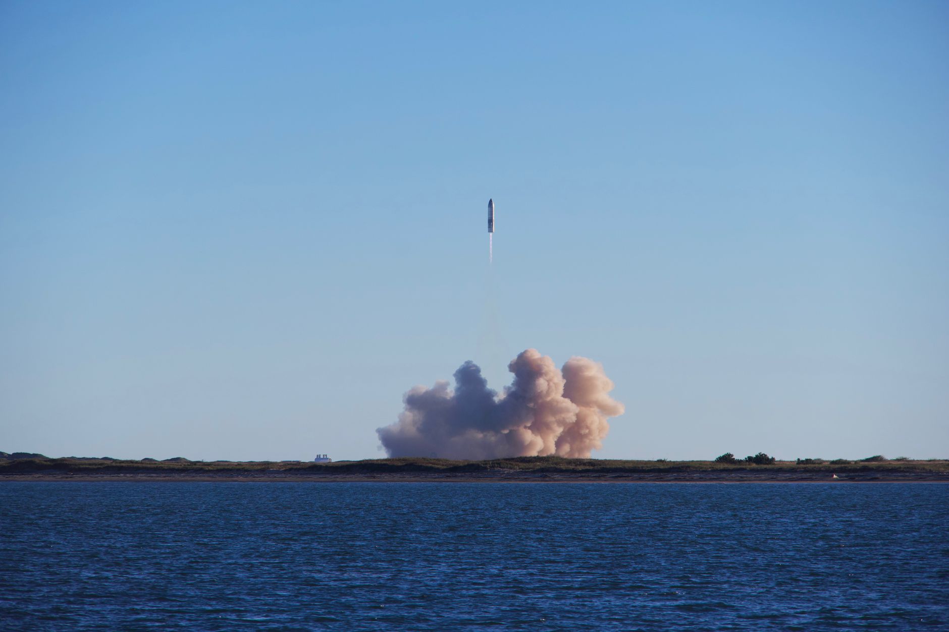 なぜロケットは途中でバラバラに分解する？多段式ロケットが宇宙へ行くための合理的な理由