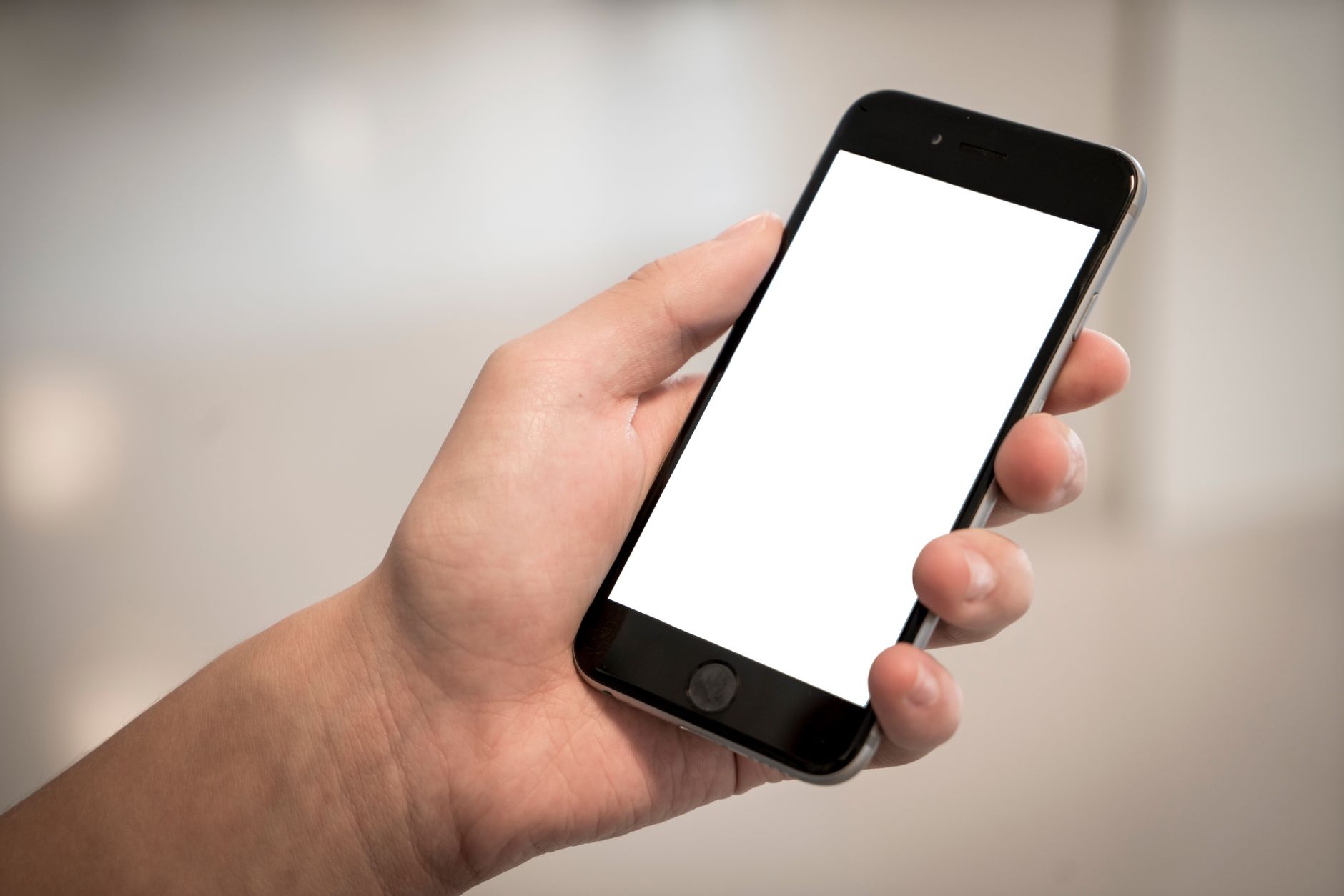 親指が届く設計！スマホ片手操作を支える「ローワー・サード」UIの法則