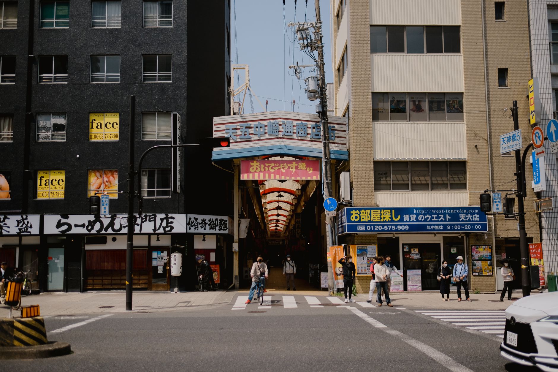 商店街の食べ歩きを楽しむ：安くて旨い街の宝庫