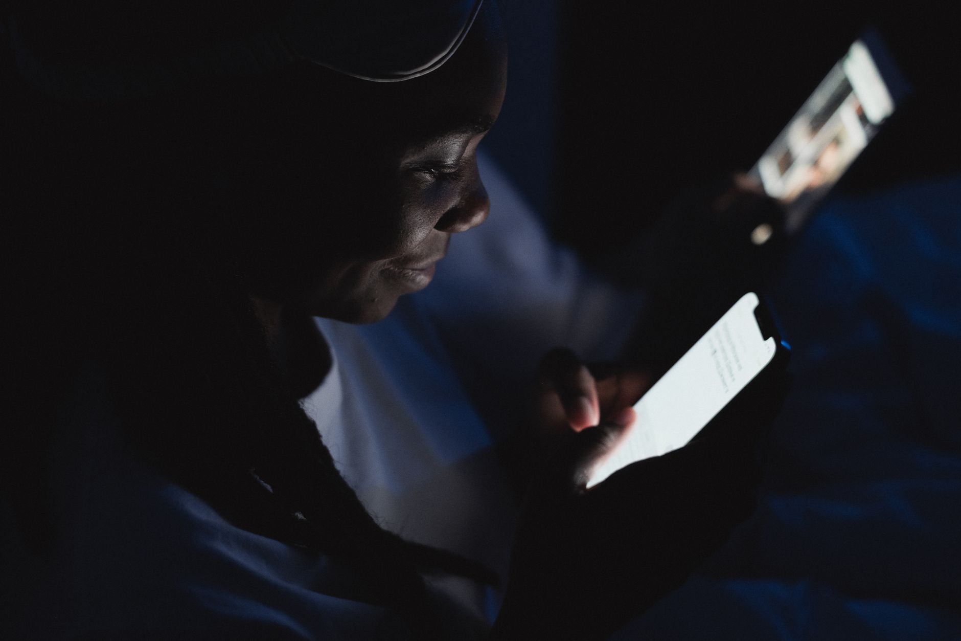 なぜ夜は「ダークモード」なのか？視覚科学から紐解く脳の明暗順応とUIデザインの関係