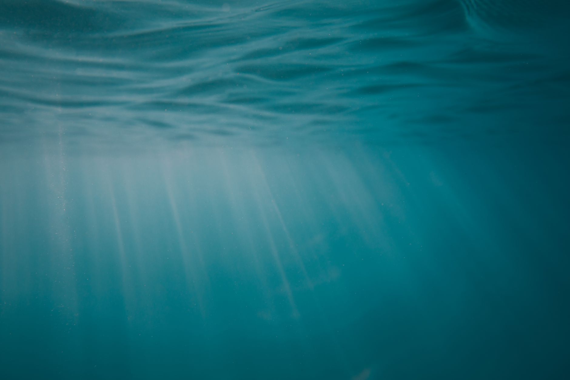 海が青いのは空が映っているからではない？ 水分子による赤色光の吸収