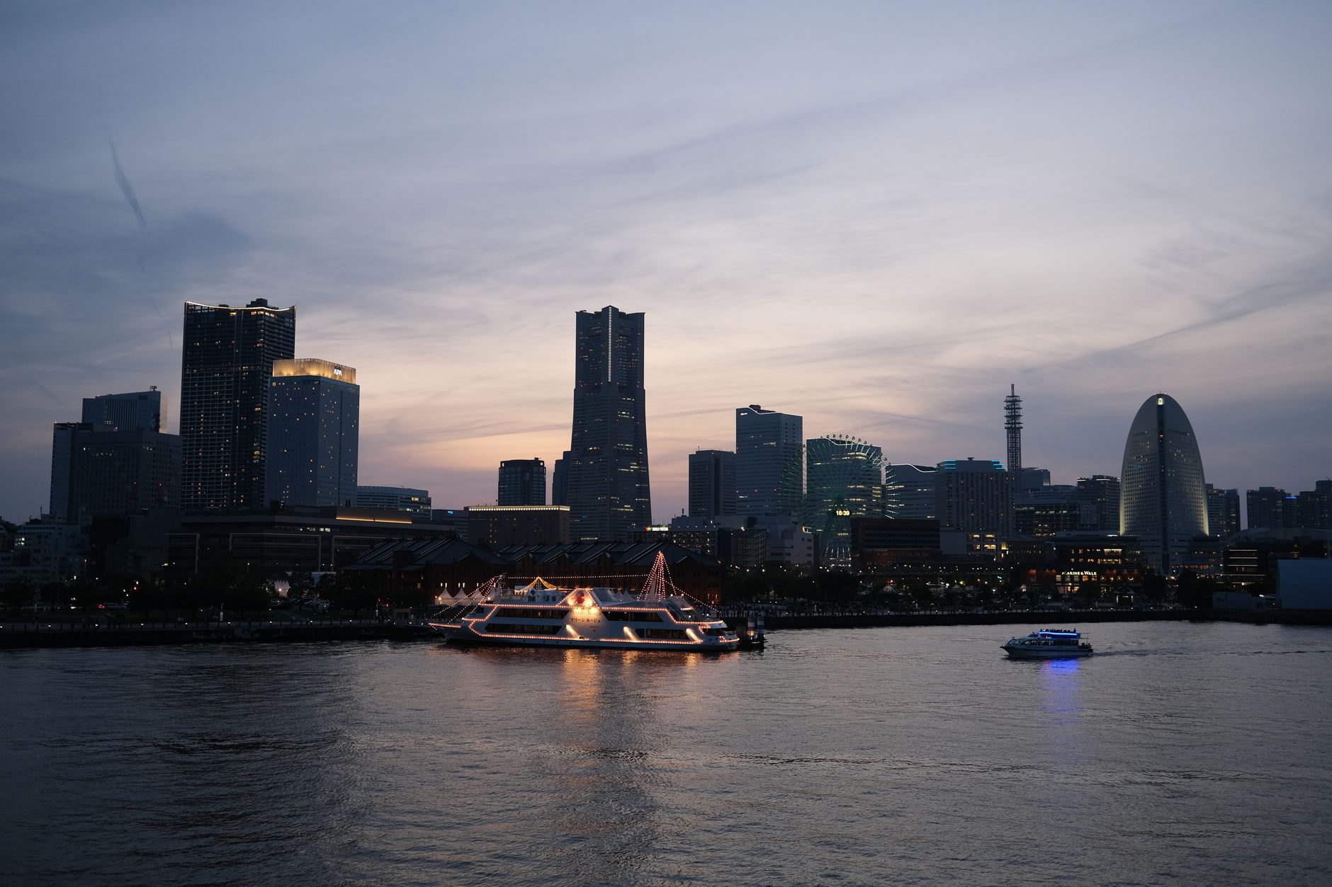 横浜みなとみらいの夜景攻略！ナイトクルーズと山下公園ナイトピクニックのススメ