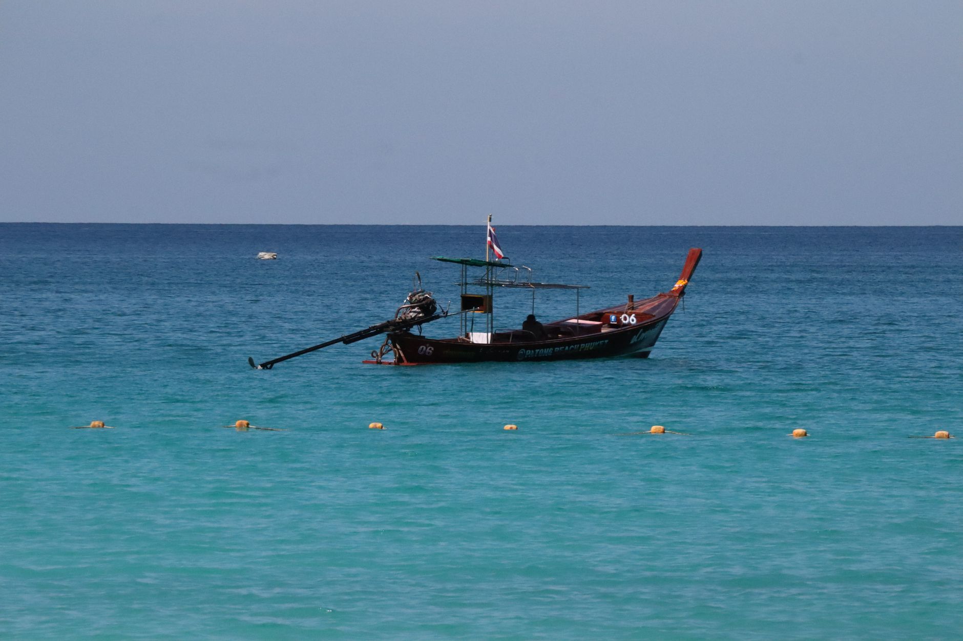 タイの美しい海に浮かぶ伝統的な木製ロングテールボート