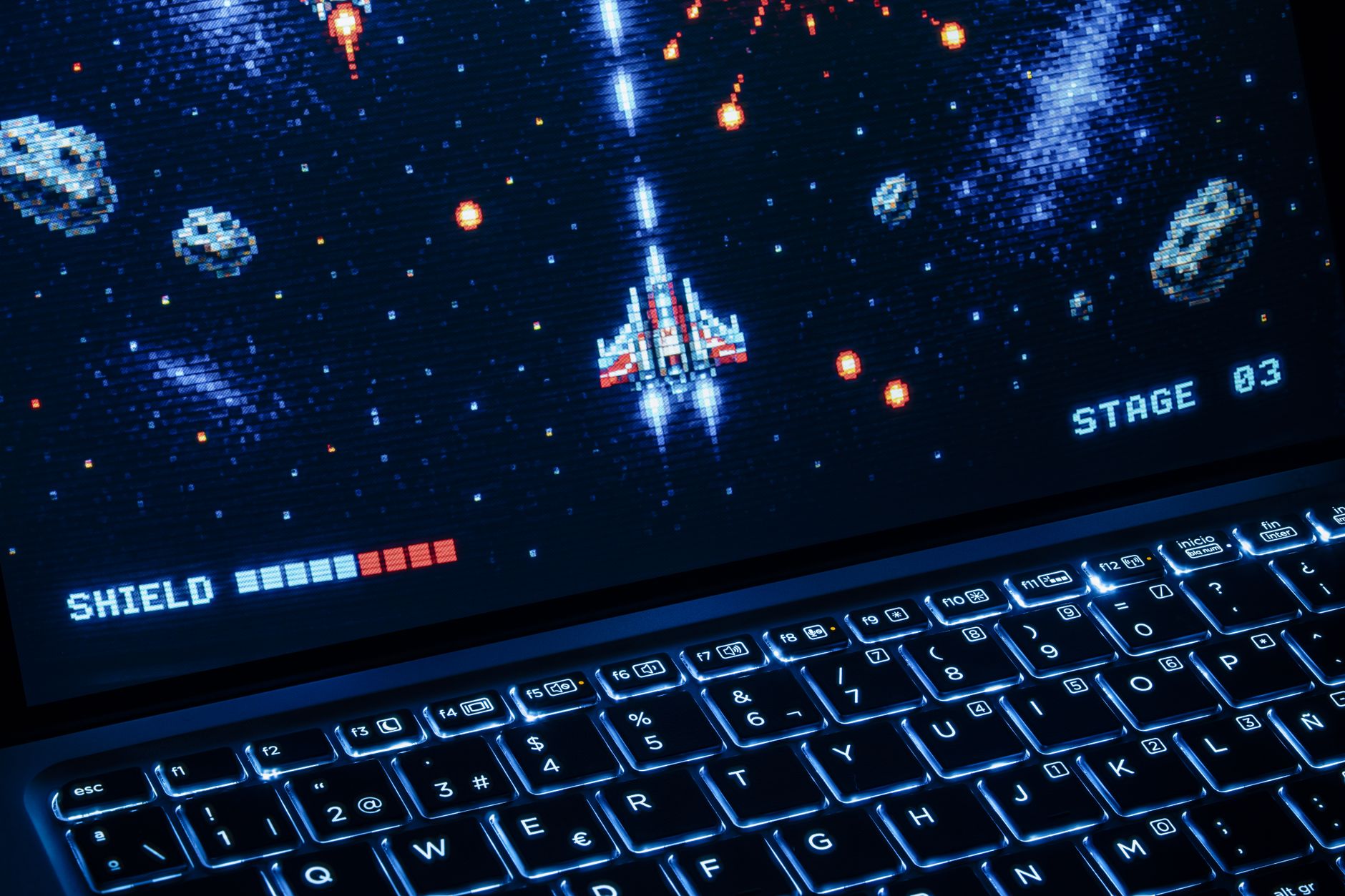 レトロゲーム画面が表示されたPC