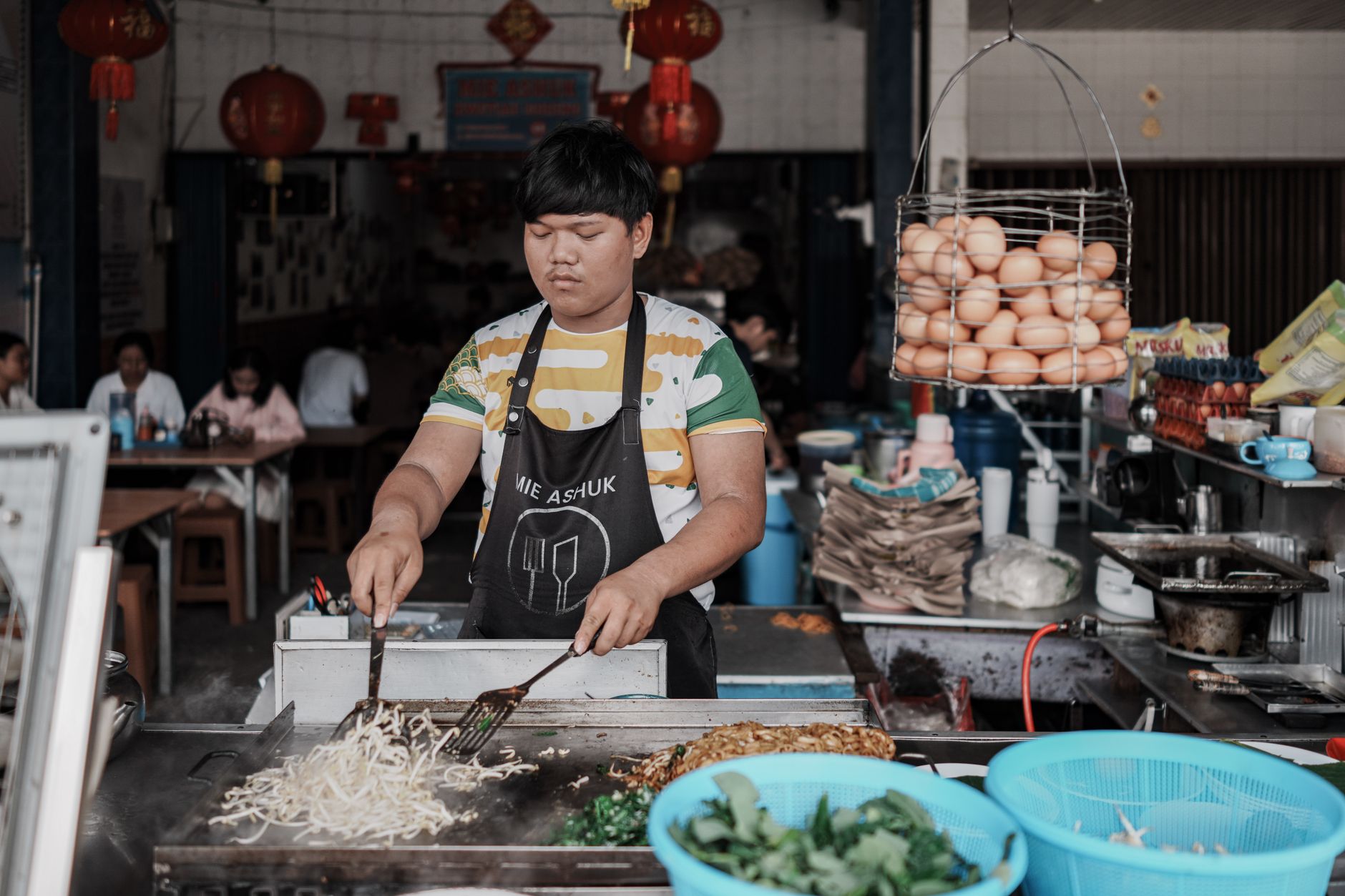 麺を調理する東南アジアの屋台