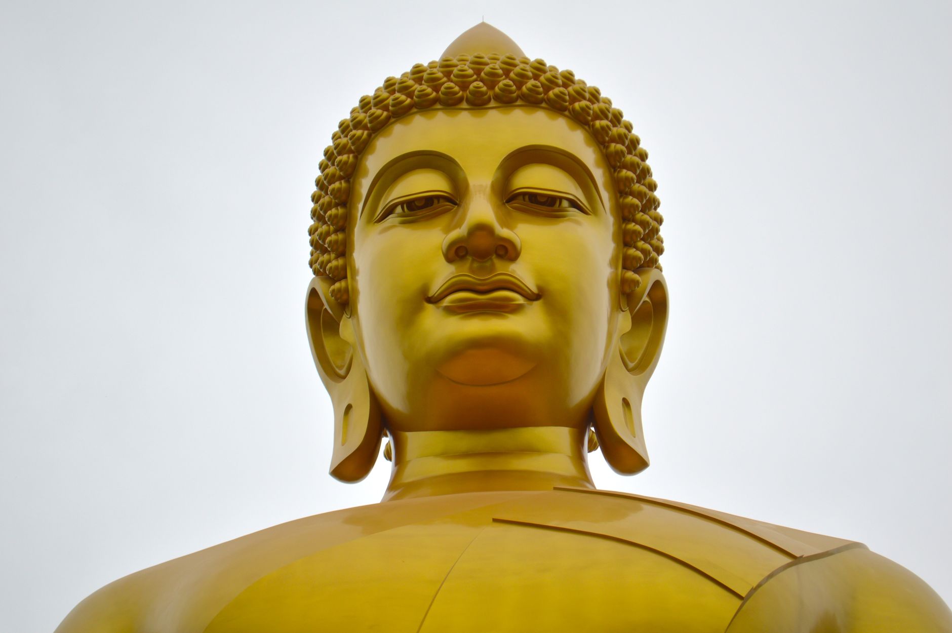 黄金に輝く大仏とタイの寺院デザイン