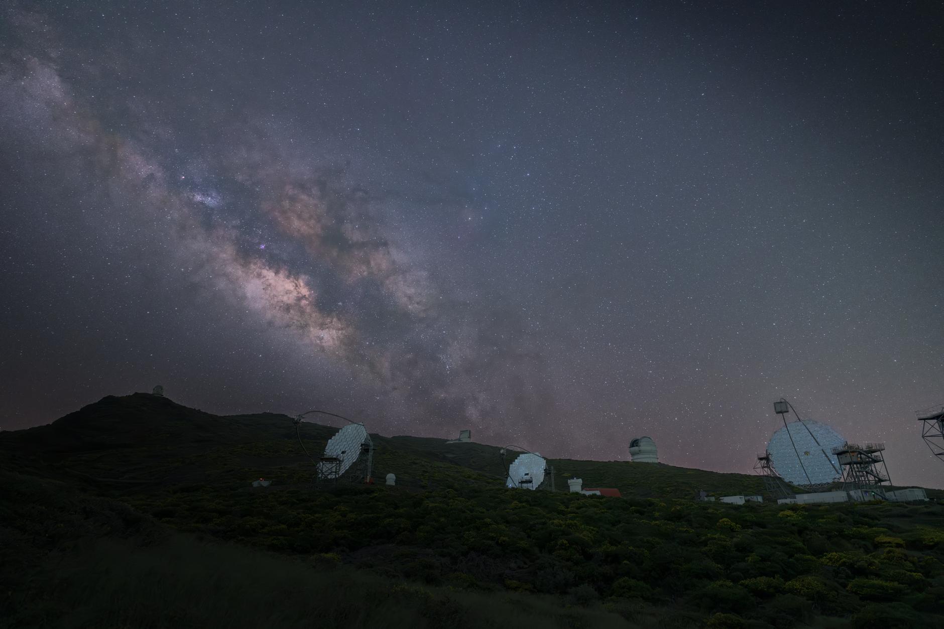 夜空の宇宙と望遠鏡ドームのイメージ