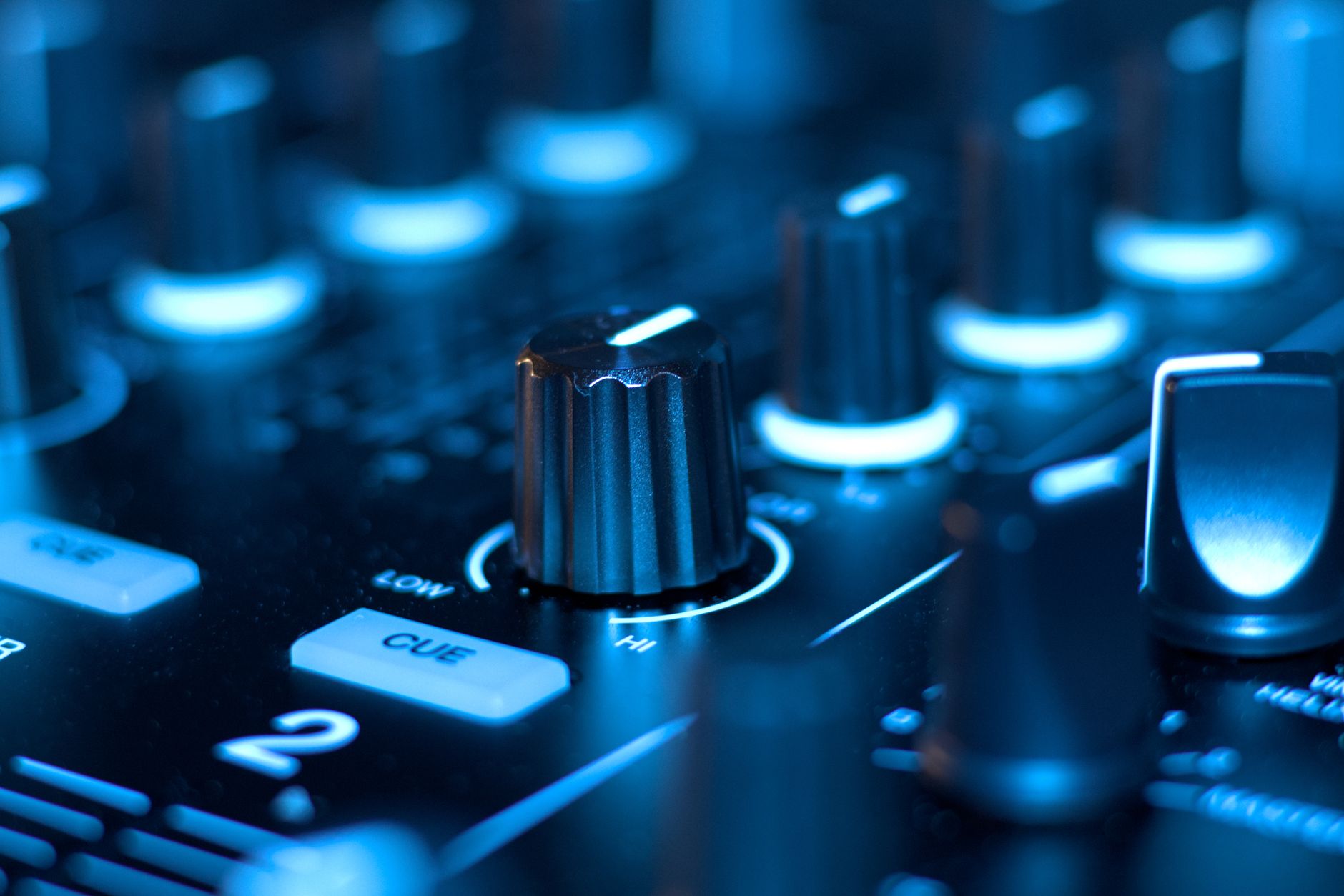 DJミキサーの物理ノブコントロール