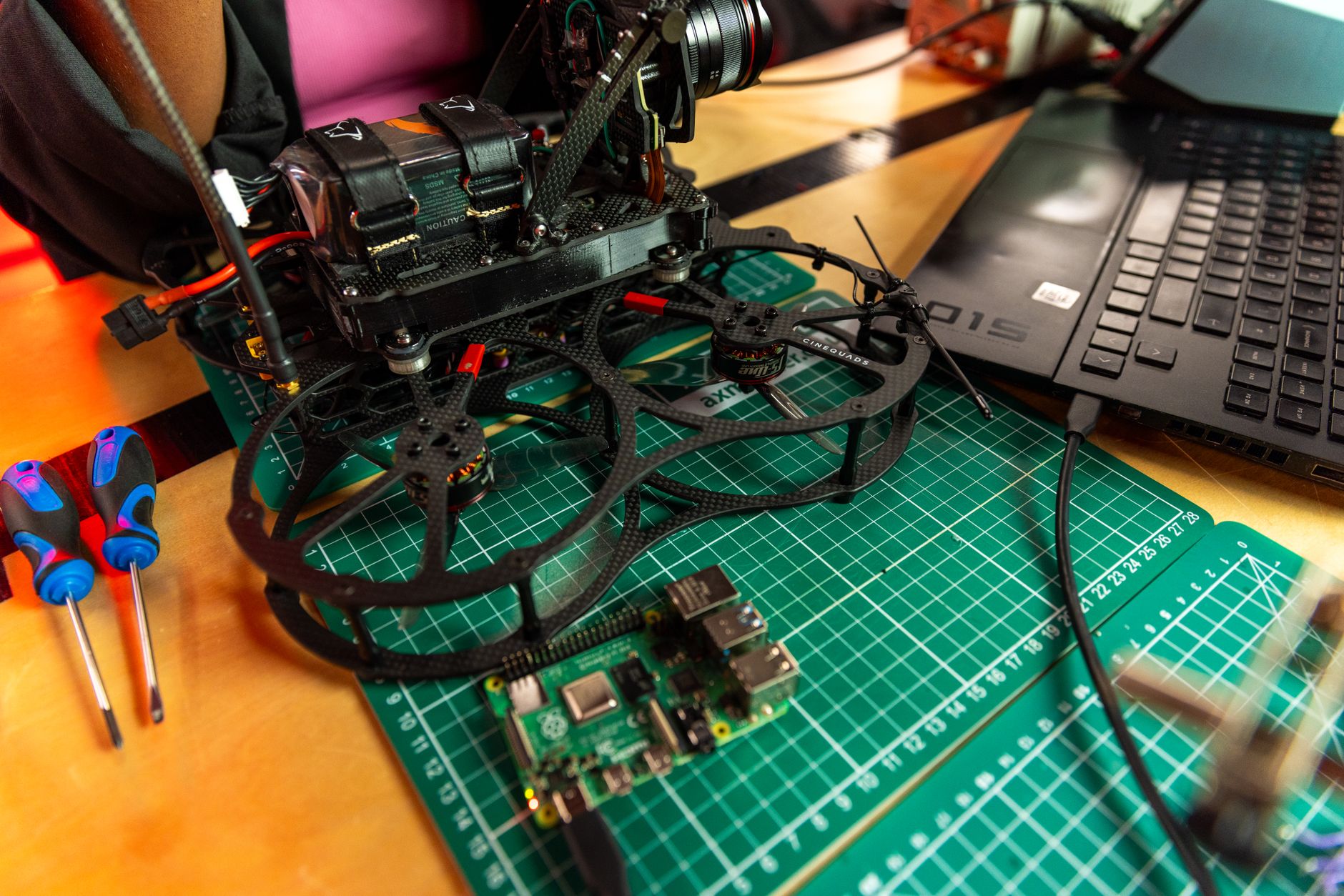 電子パーツと組み立て作業が施されたデスク