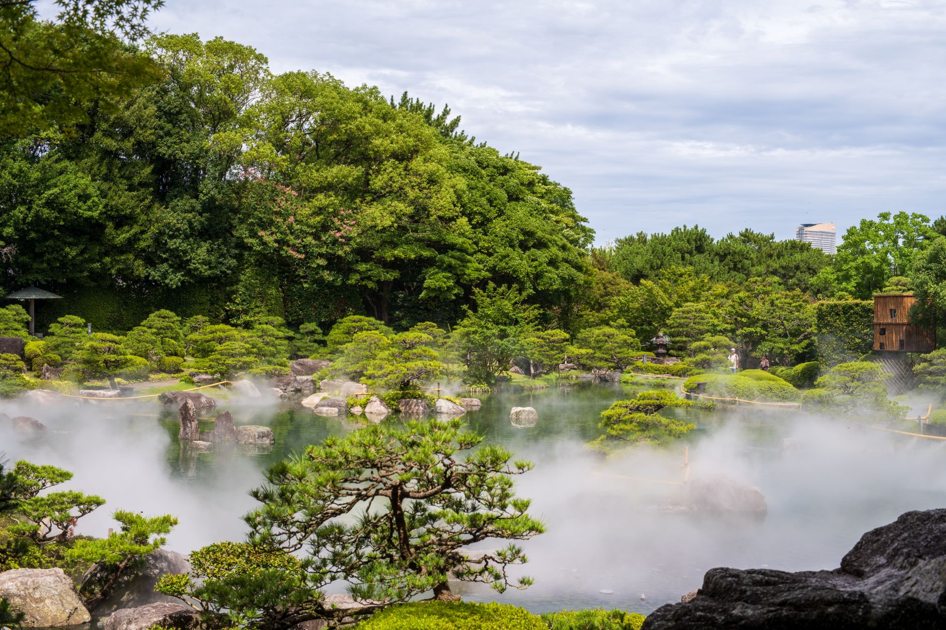 情緒ある日本庭園と湯煙のイメージ