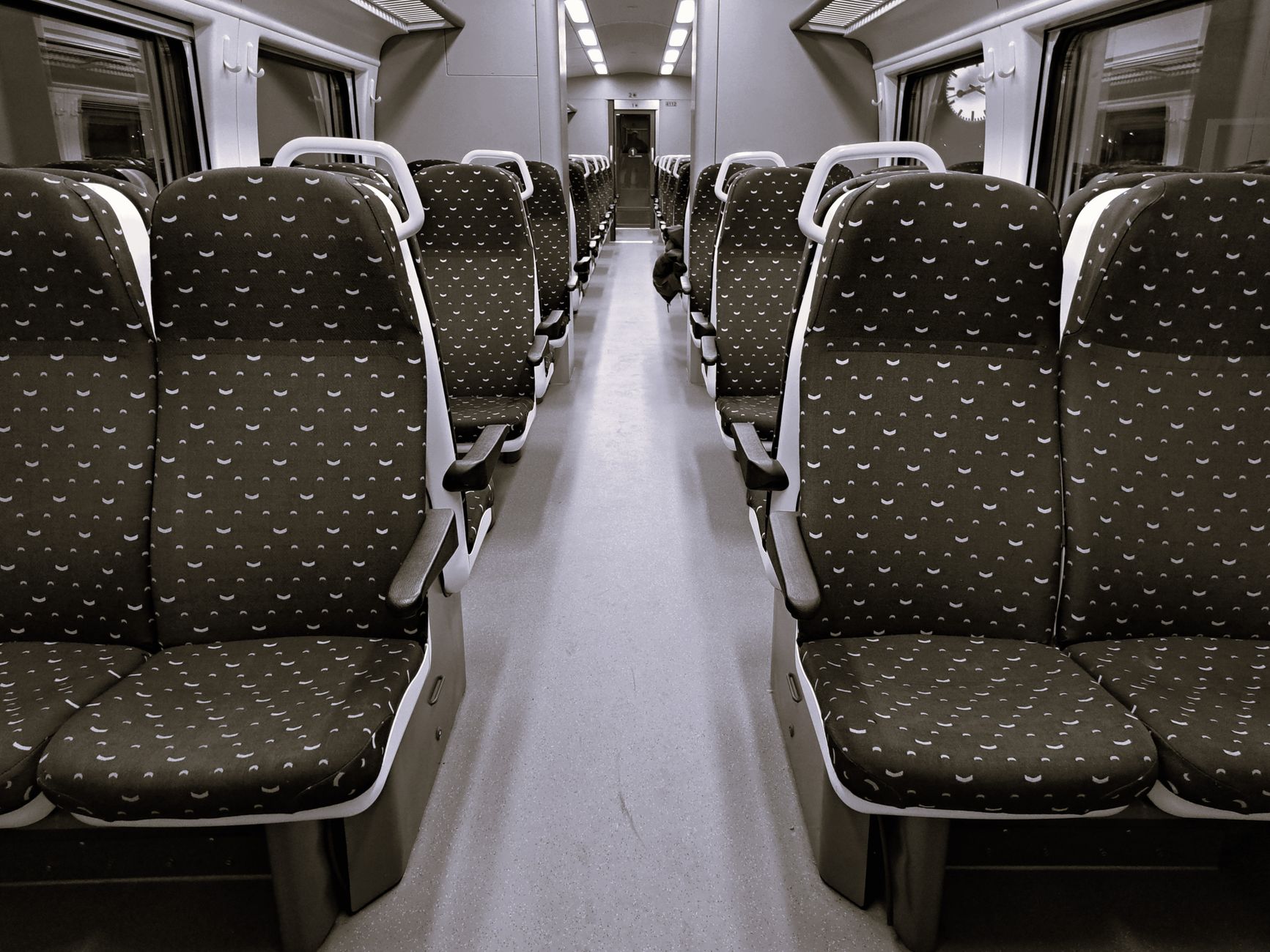 電車の車内と並ぶシート