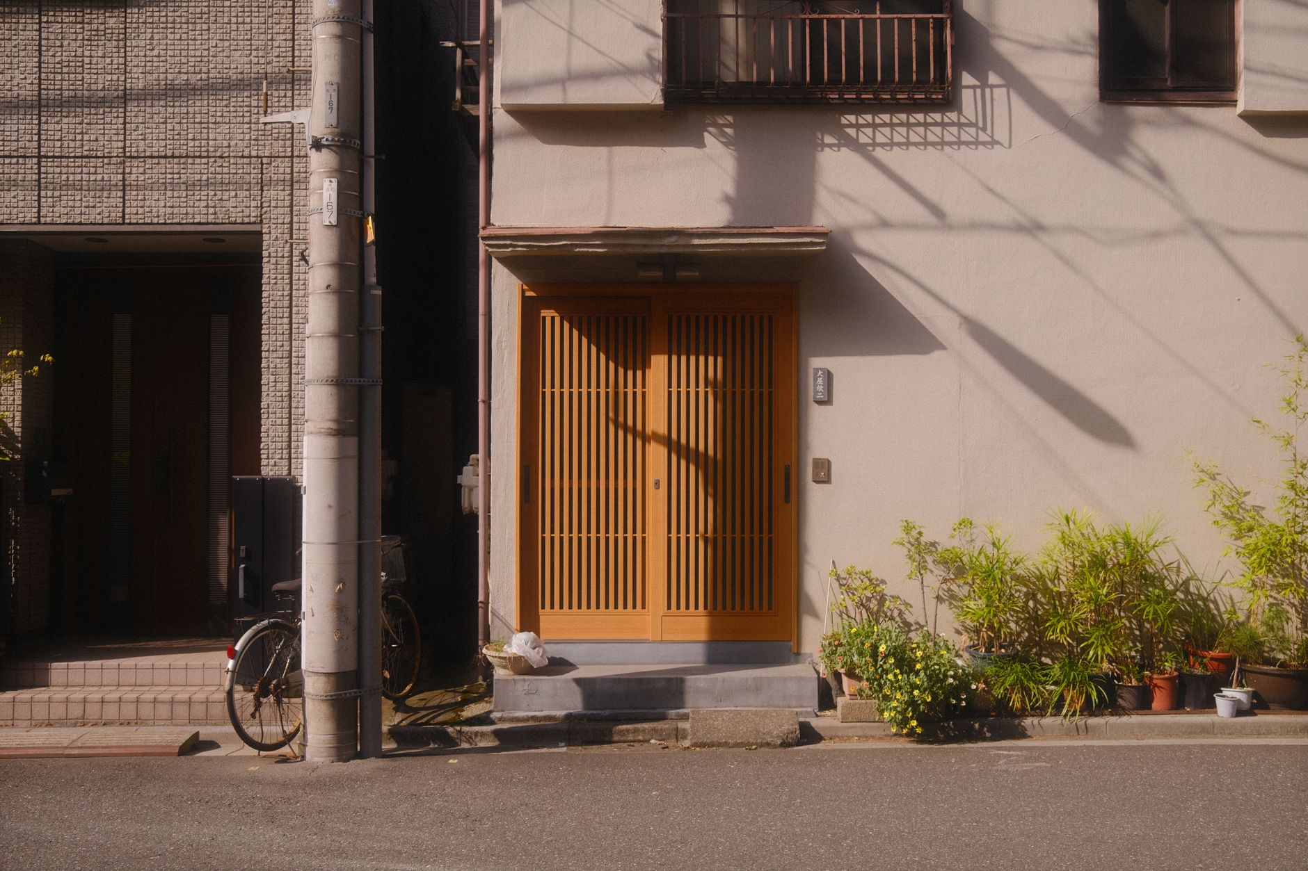 歴史を感じさせるレトロな建物の入り口