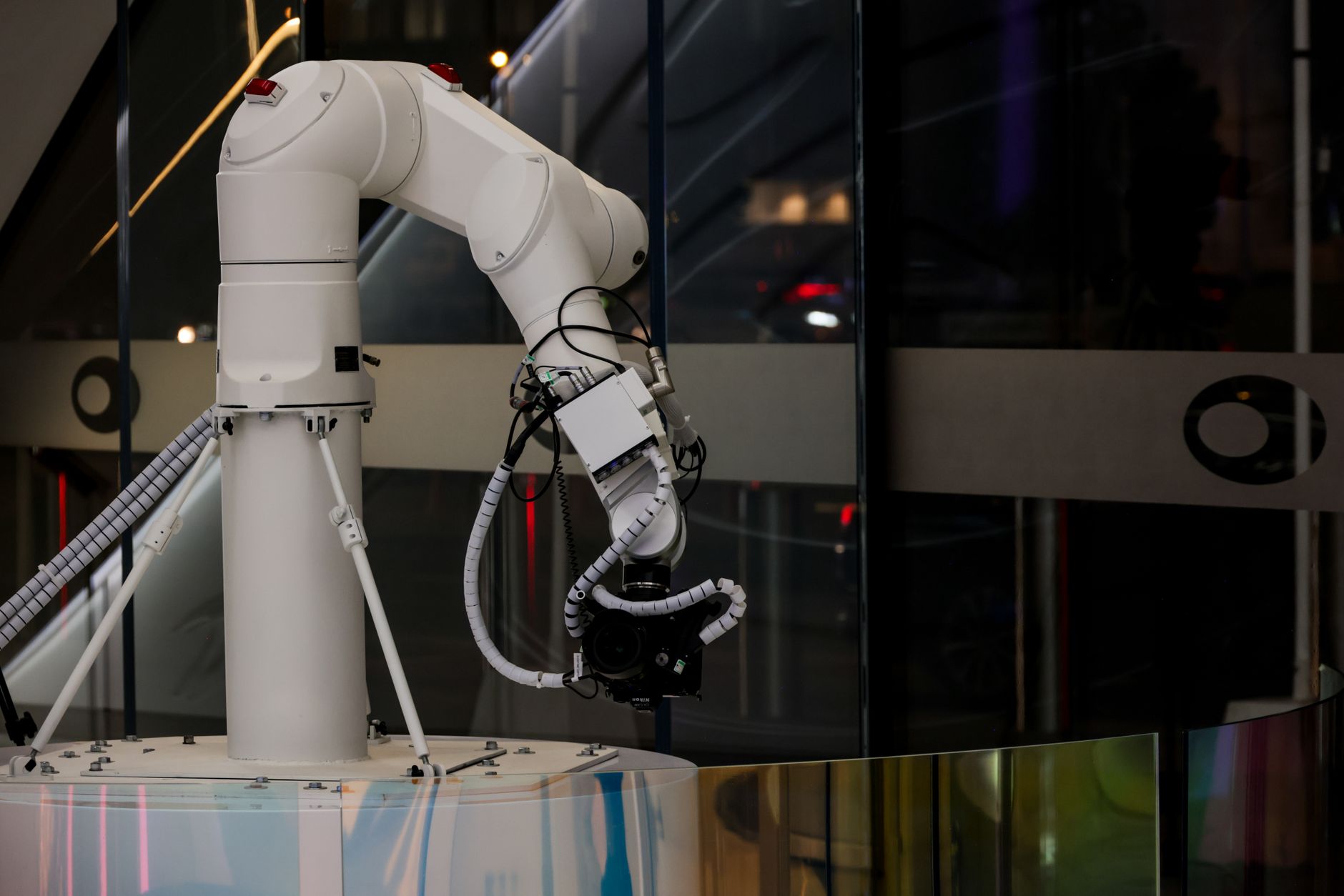 工場で稼働するロボットアームの様子