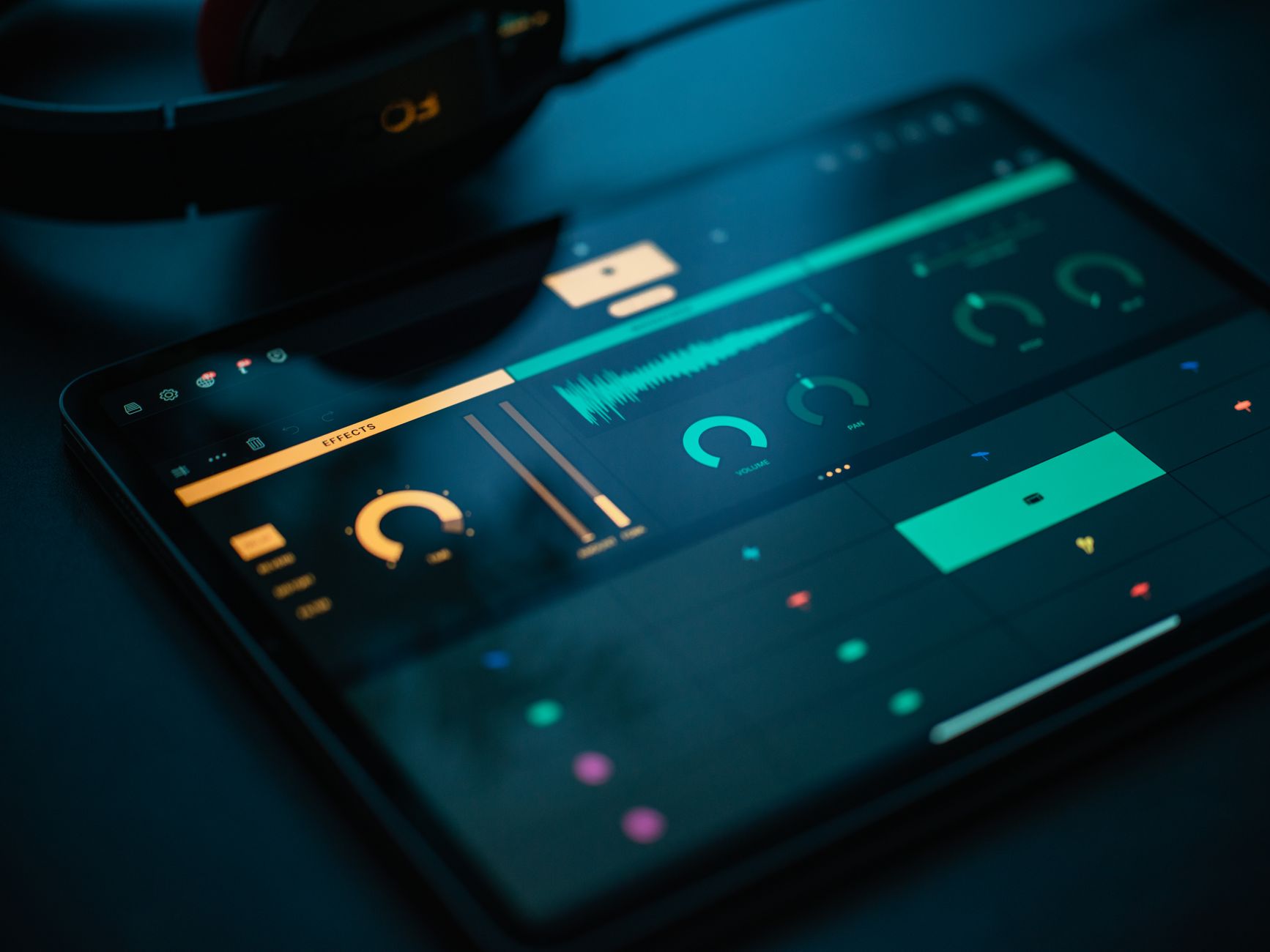 タブレット画面を操作する様子