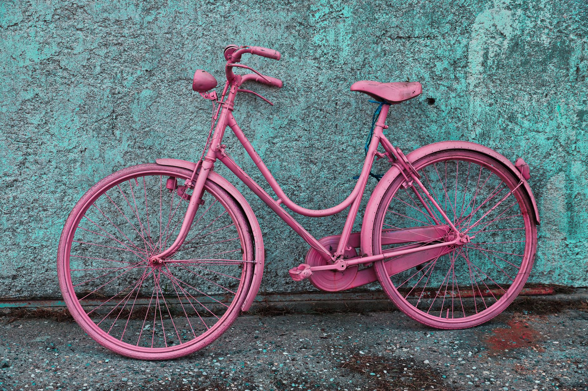 ジョージタウンの路地裏に描かれた自転車に乗る子供たちのウォールアート