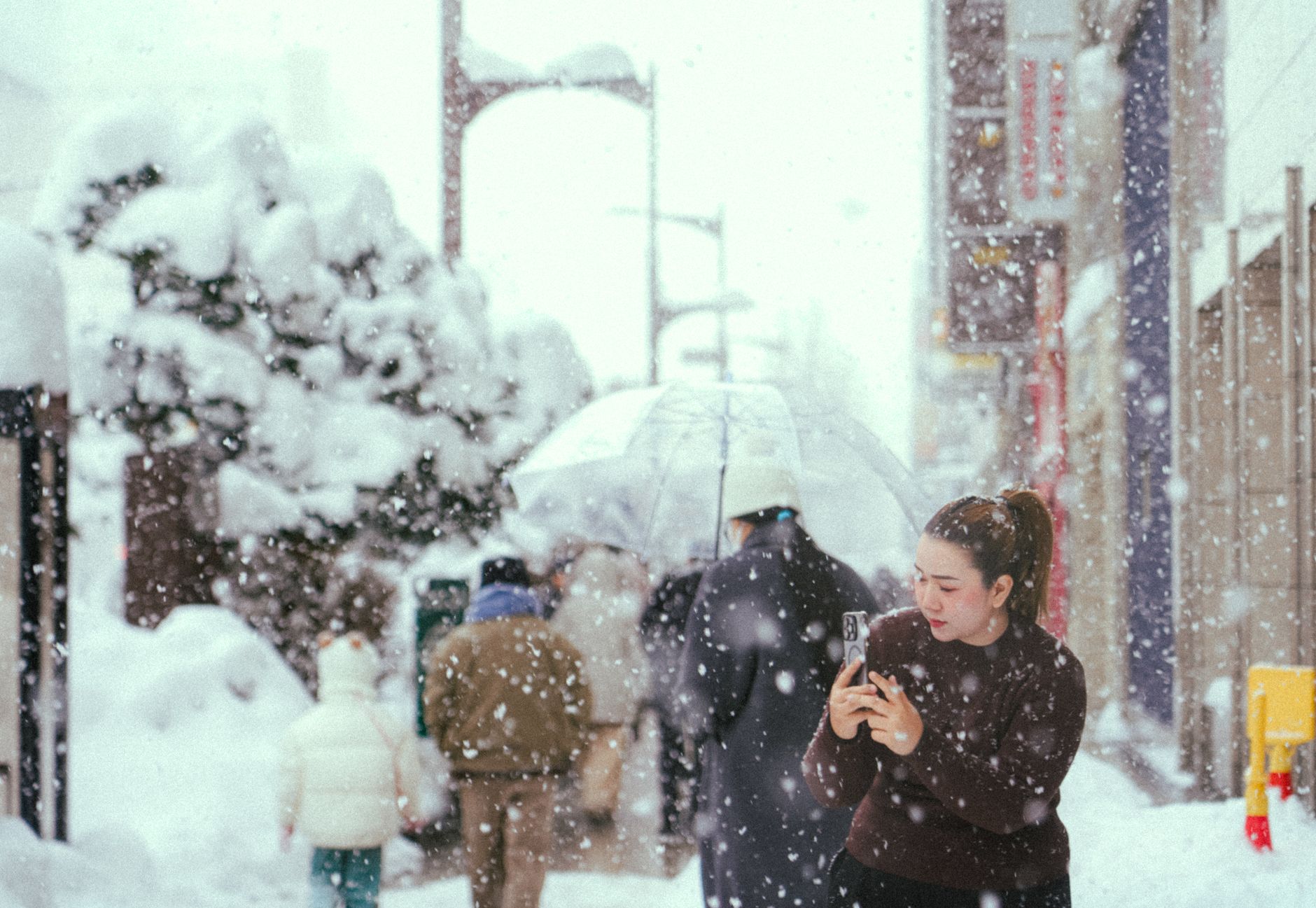 銀山温泉の木造旅館と雪景色