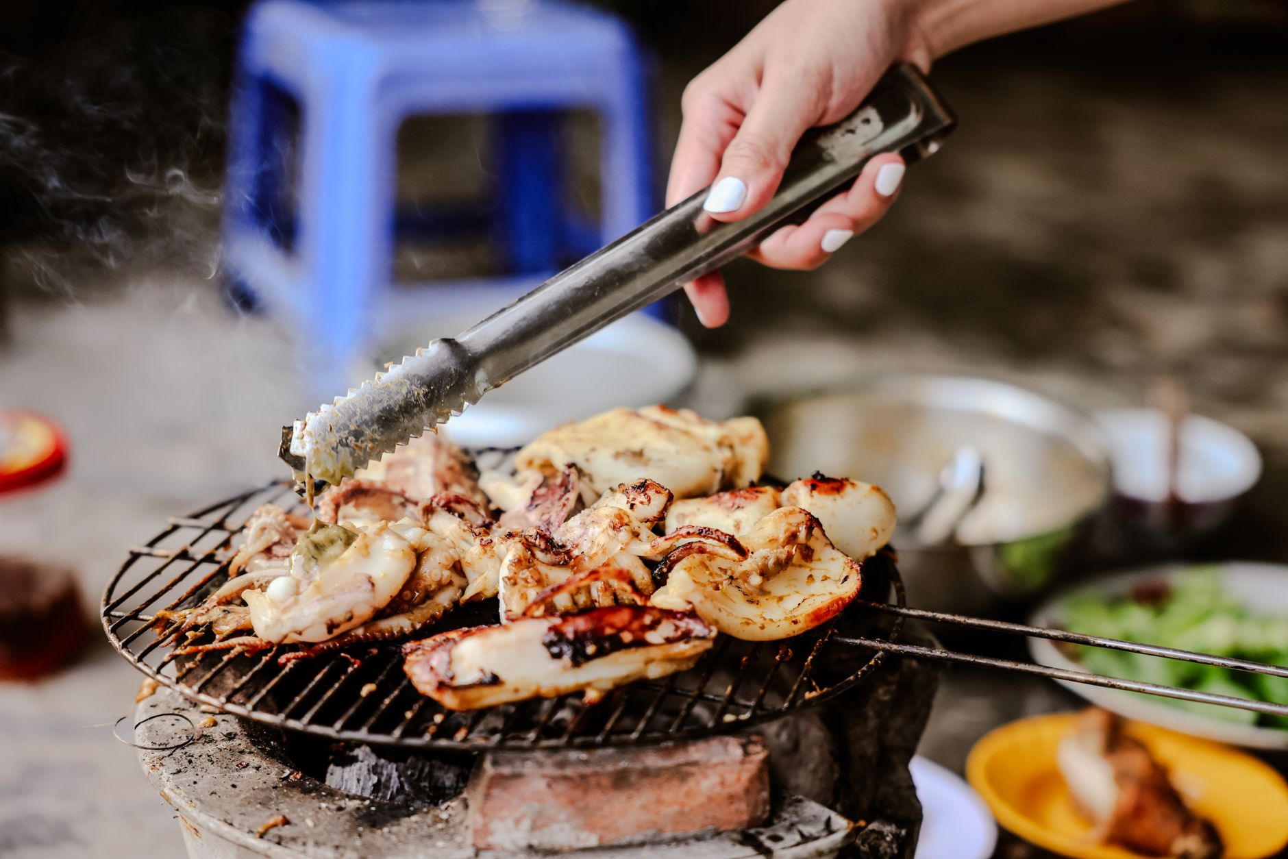 カキ小屋での網焼きの様子