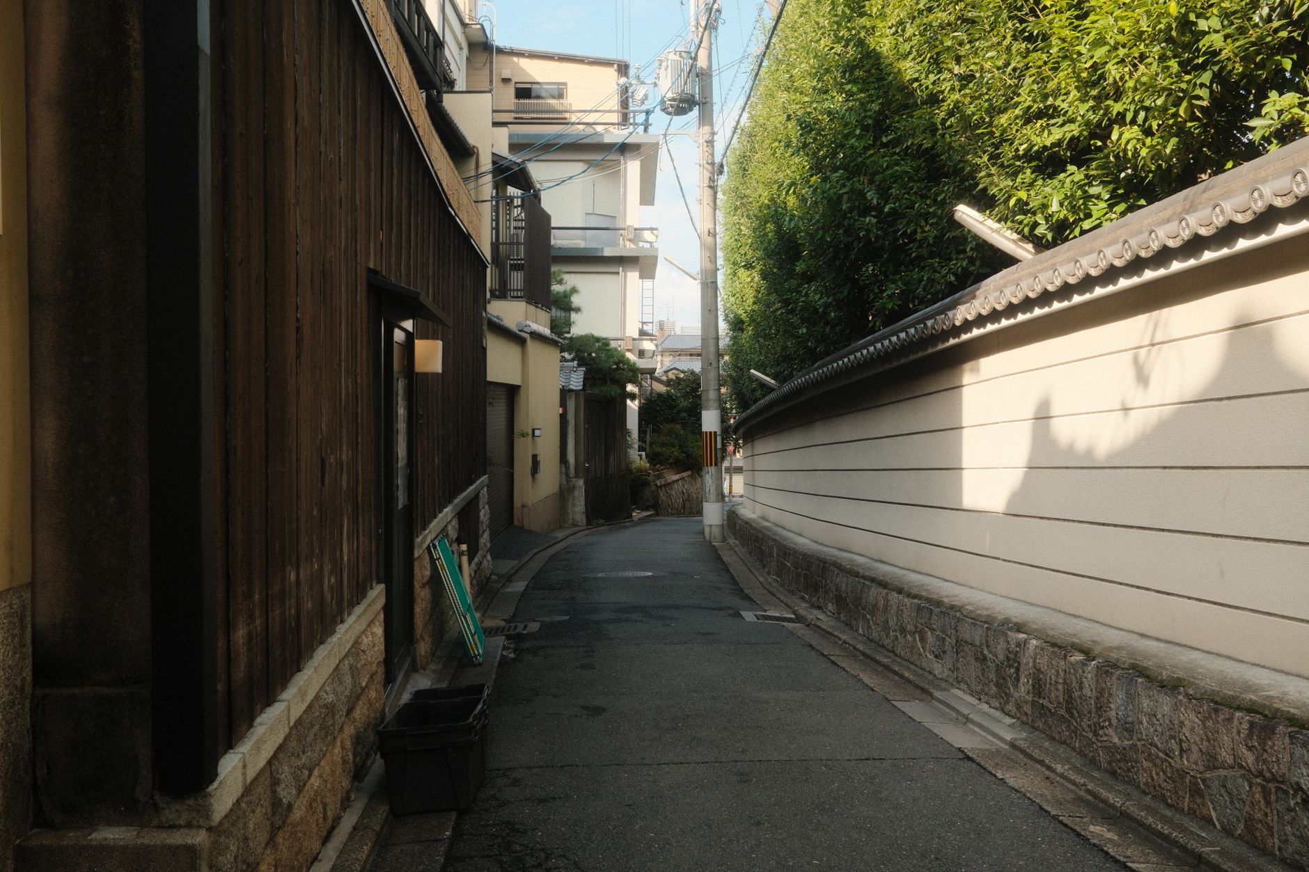情緒溢れる石塀小路の通り