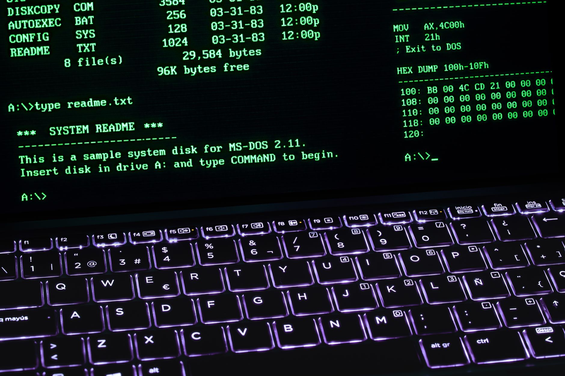 MacBookの前でコードやターミナルを開いている開発者の作業環境