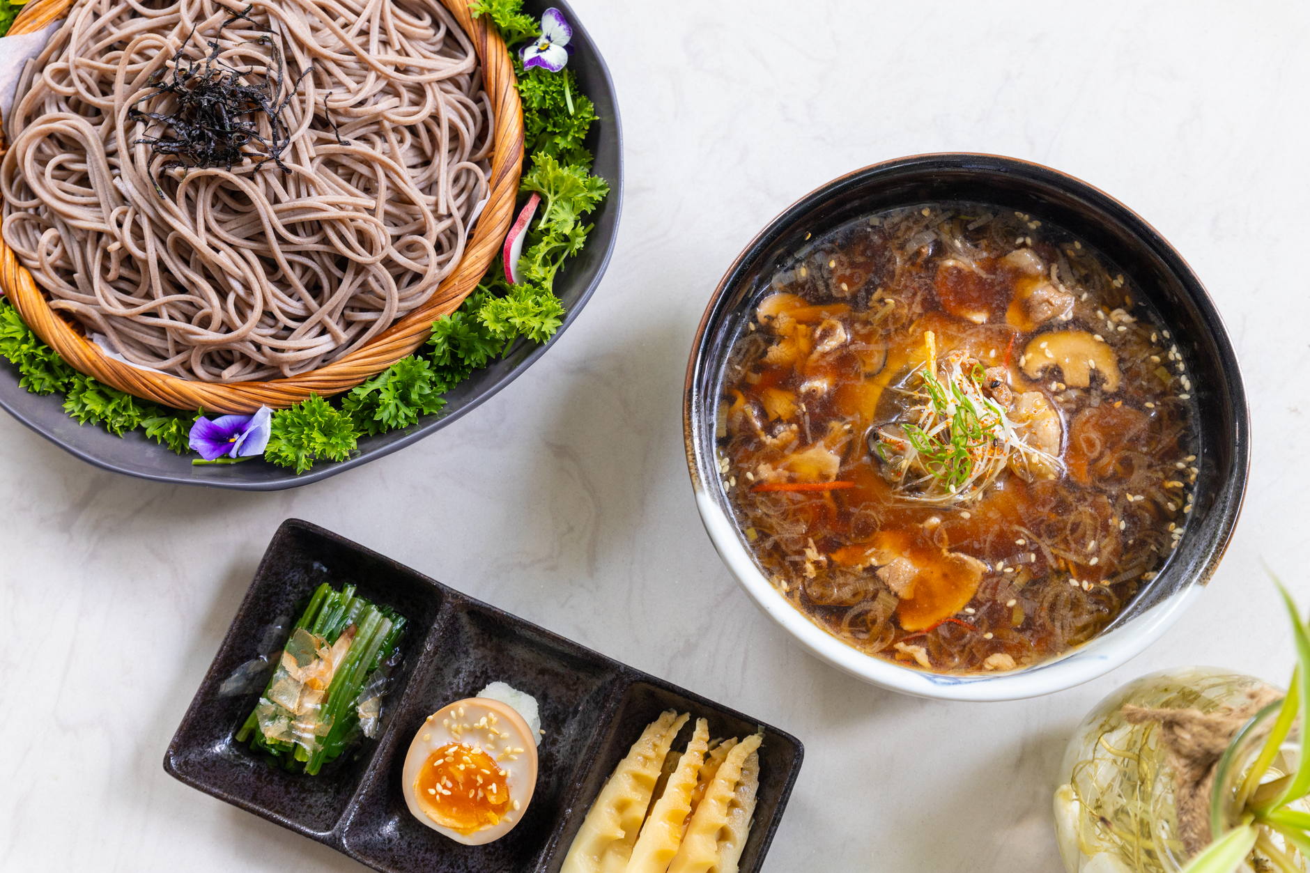 盛岡の麺料理を楽しむイメージ