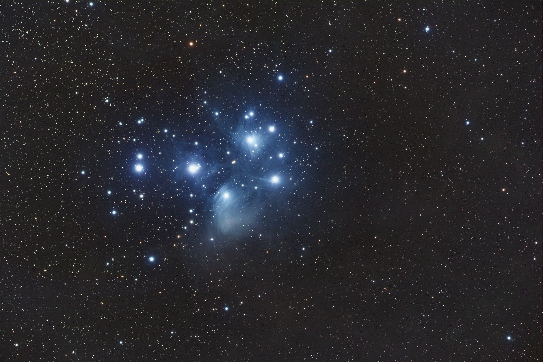夜空を埋め尽くすプレアデス星団の美しい星々