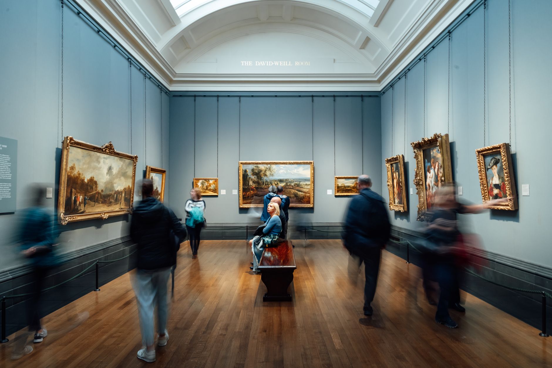 作品を鑑賞する美術館の来館者
