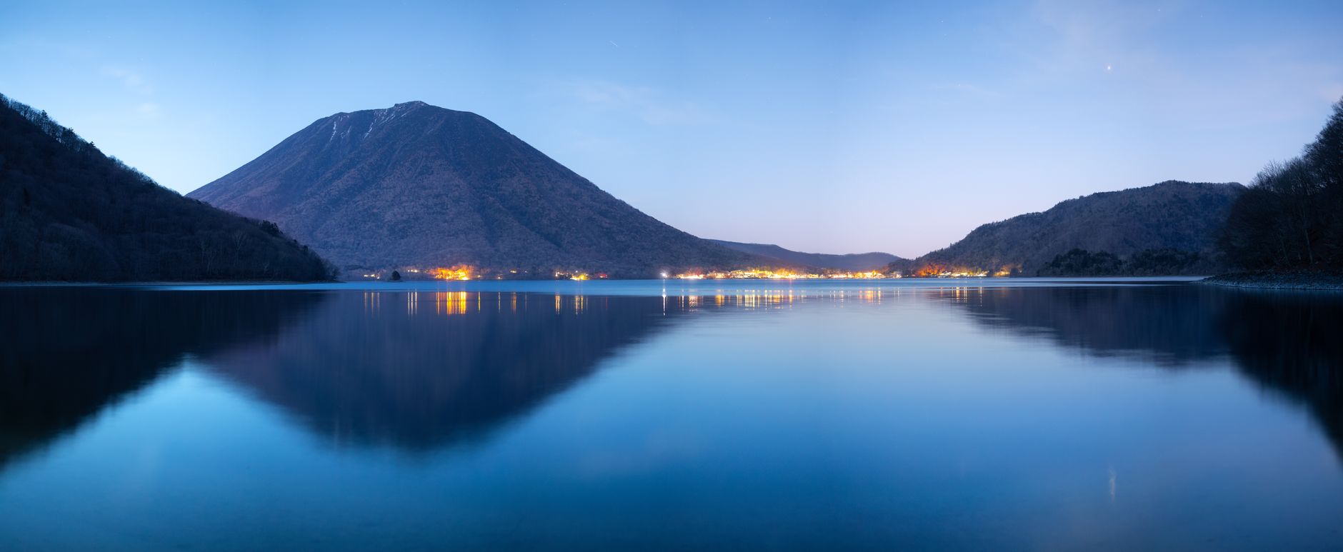 中禅寺湖と男体山の夕景