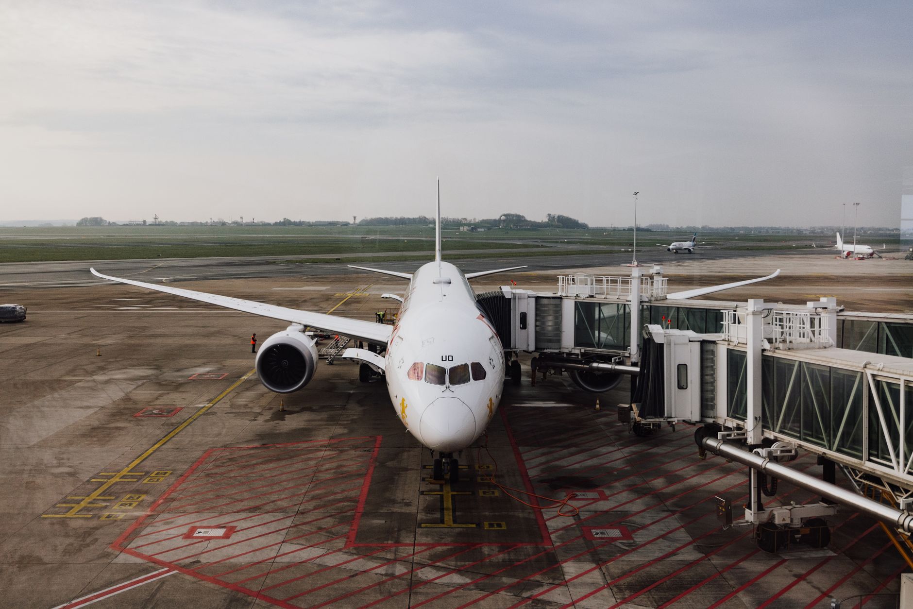 空港ターミナルに駐機する航空機の様子