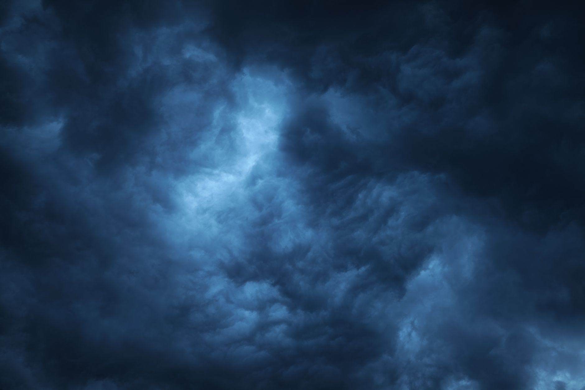 空を覆い尽くす巨大な積乱雲と雨雲