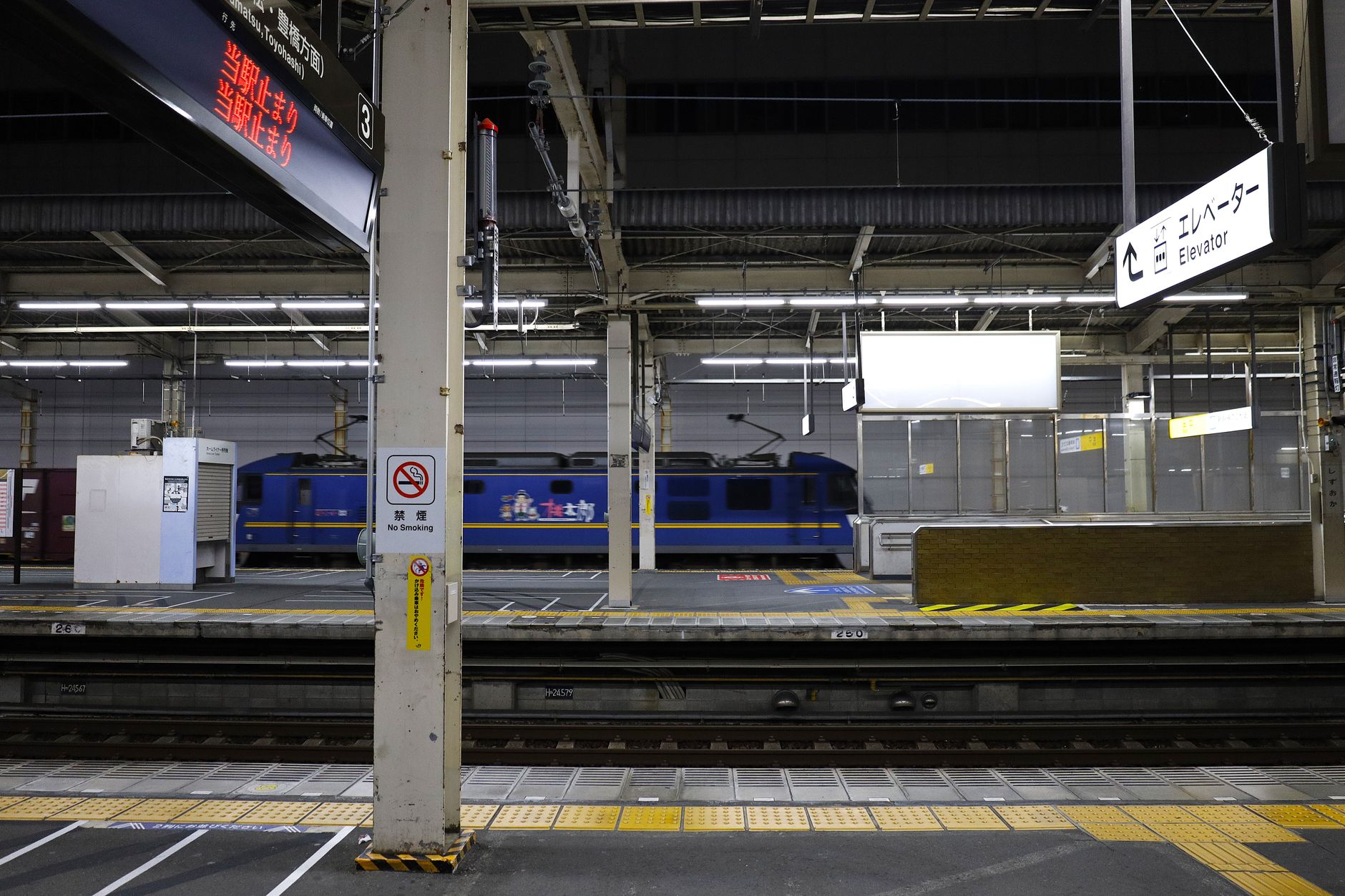 田園地帯を走る普通列車