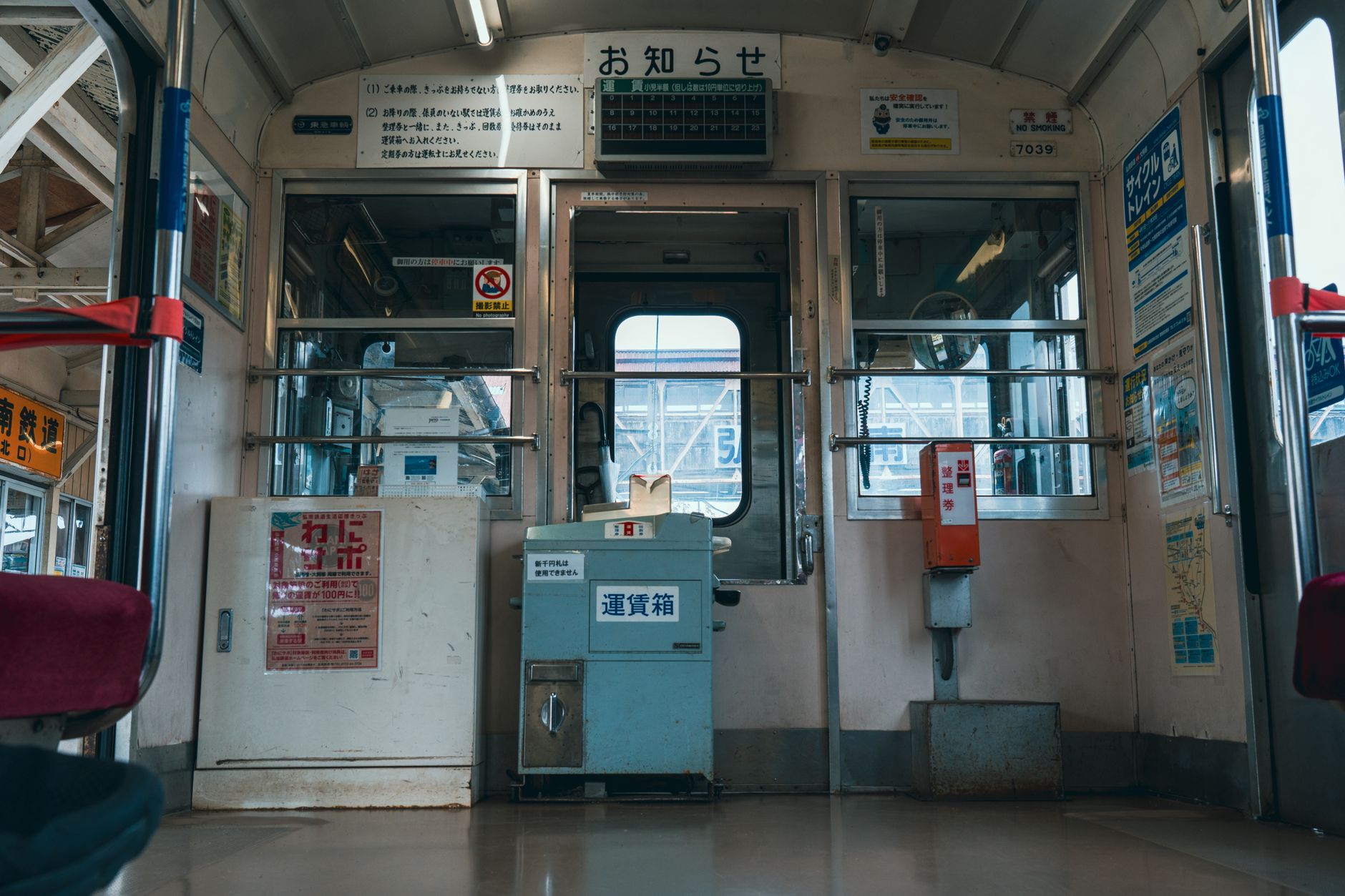 日本国内の在来線電車の車内風景