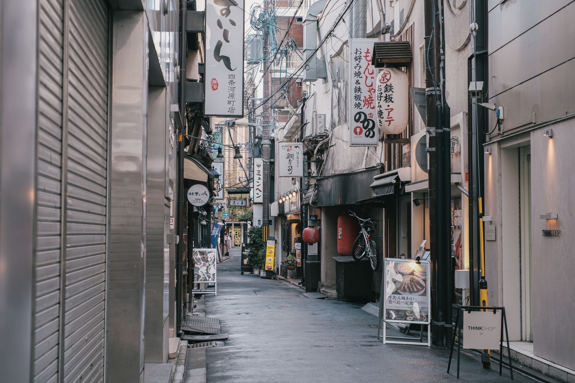 東京の下町に佇むレトロな店舗の軒先