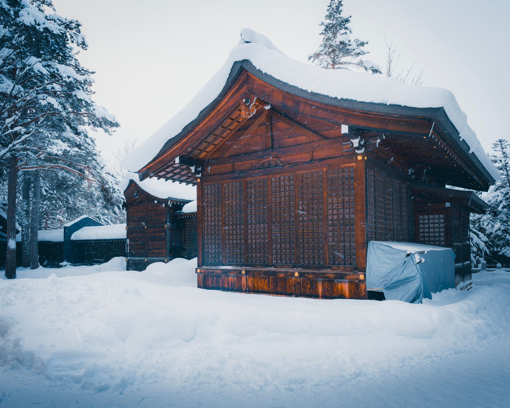 美しい伝統的な日本の温泉宿と雪景色