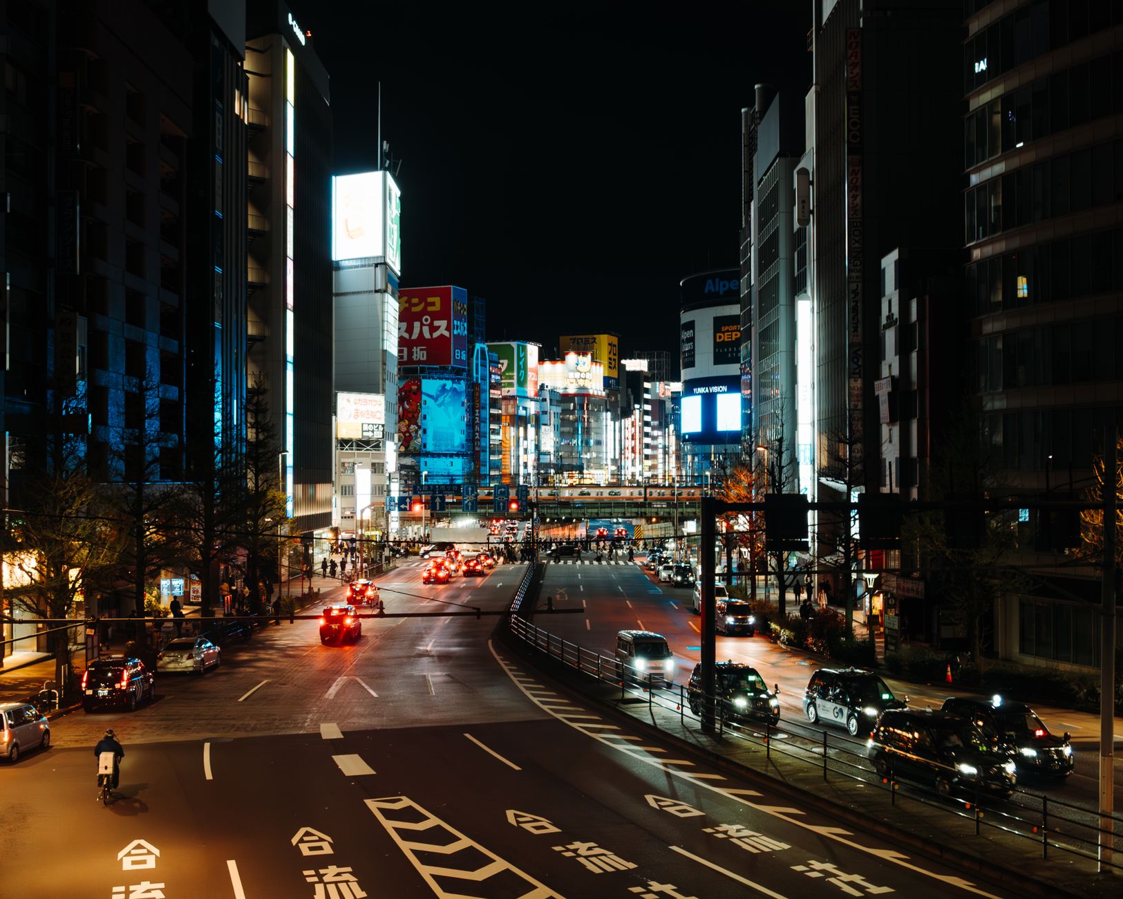 夜のきらびやかな東京の街並み
