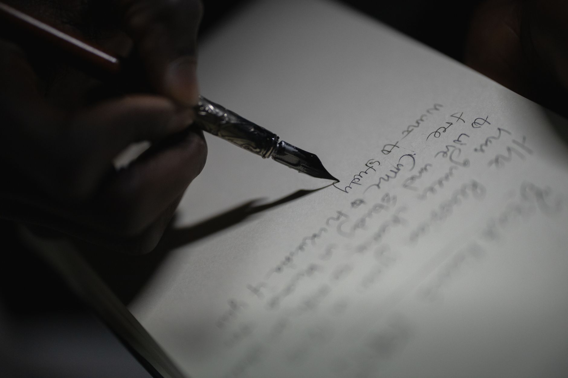 手帳に文字を書き留める様子