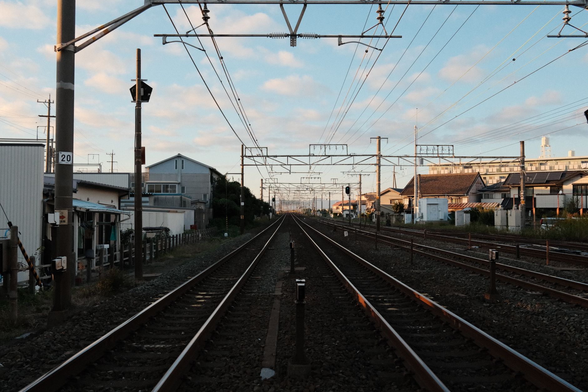 美しい夕暮れ時の日本の線路と架線
